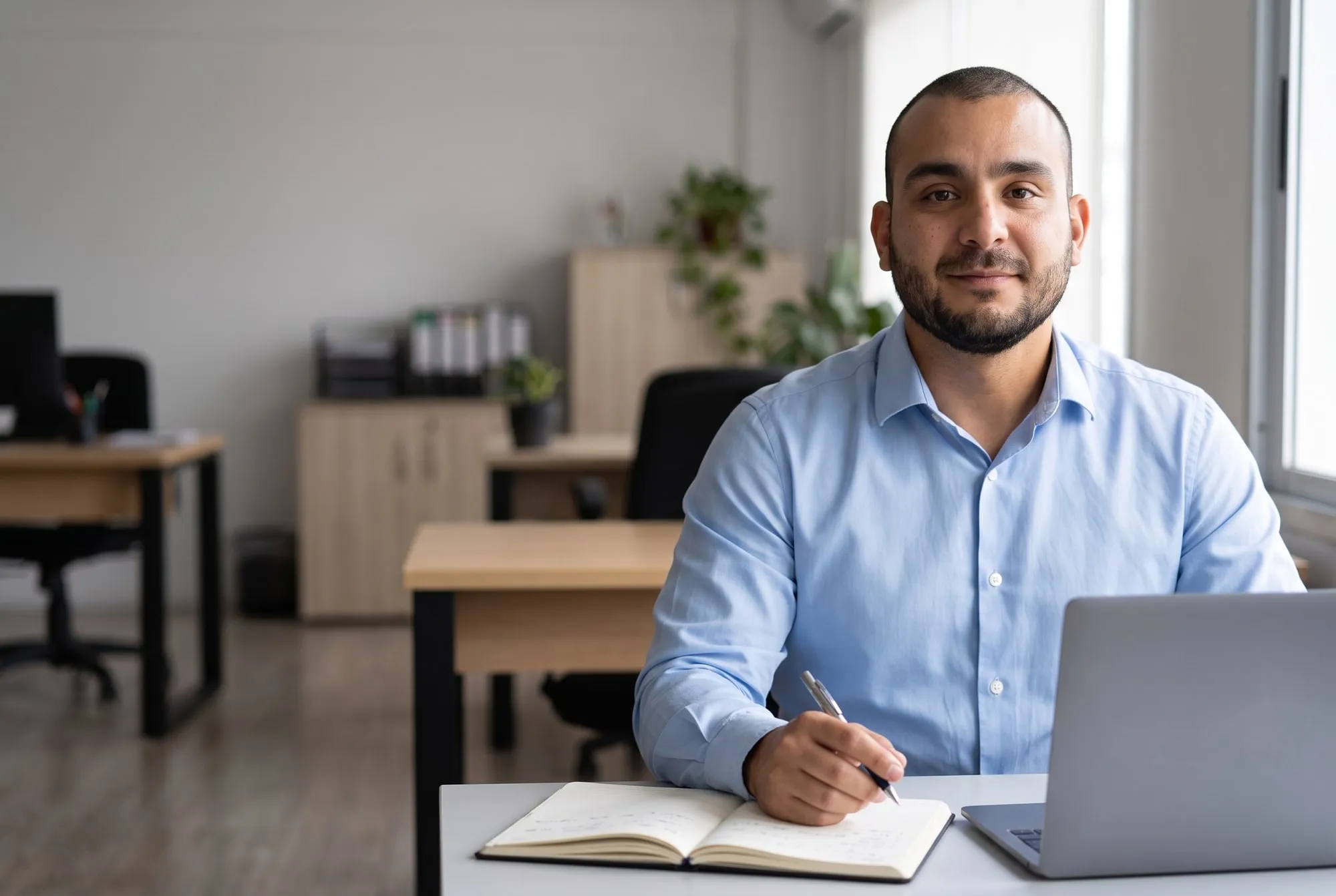 Lucas Ramos trabajando en su escritorio